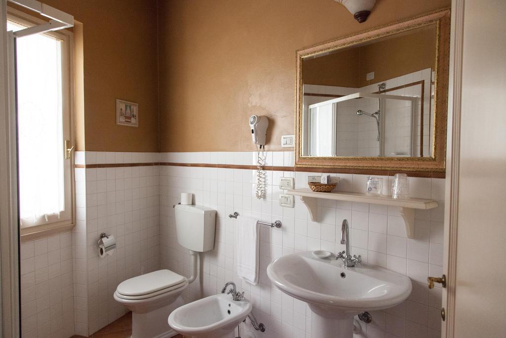 Hotel Locanda Degli Artisti Borgo San Lorenzo Rum bild